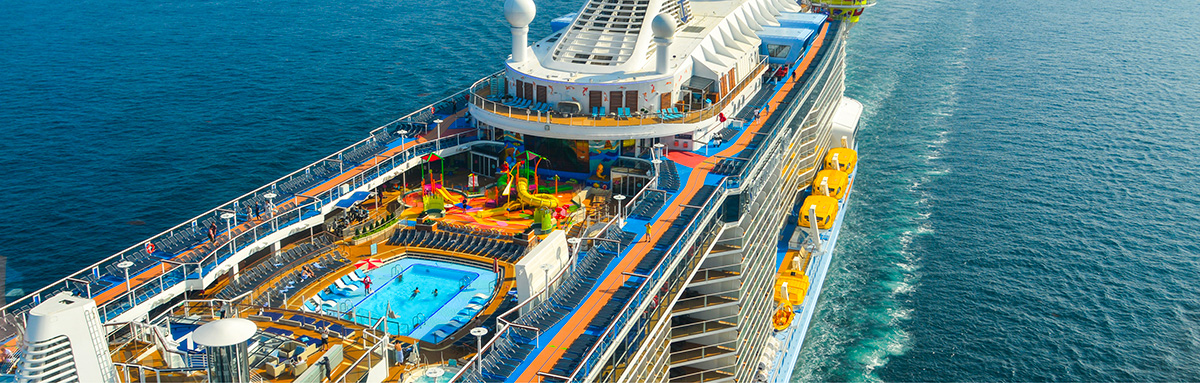 Sailing cruise ship